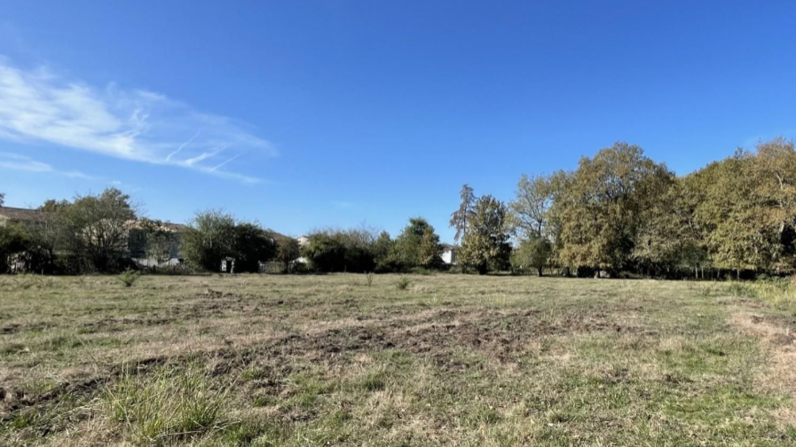 Terrain constructible de 1135m2 à Salles