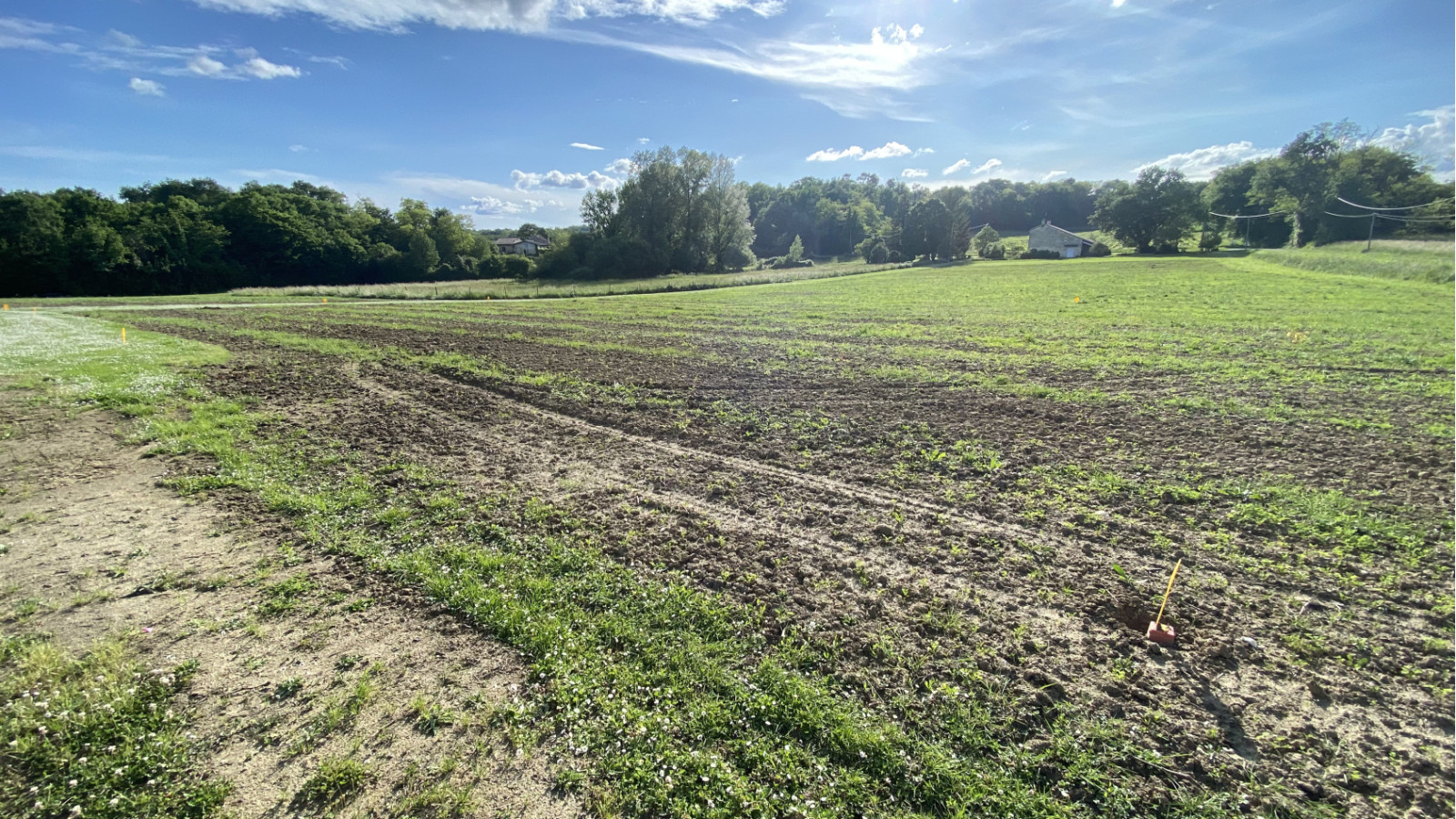 Terrain constructible de 715m2 à Mombrier