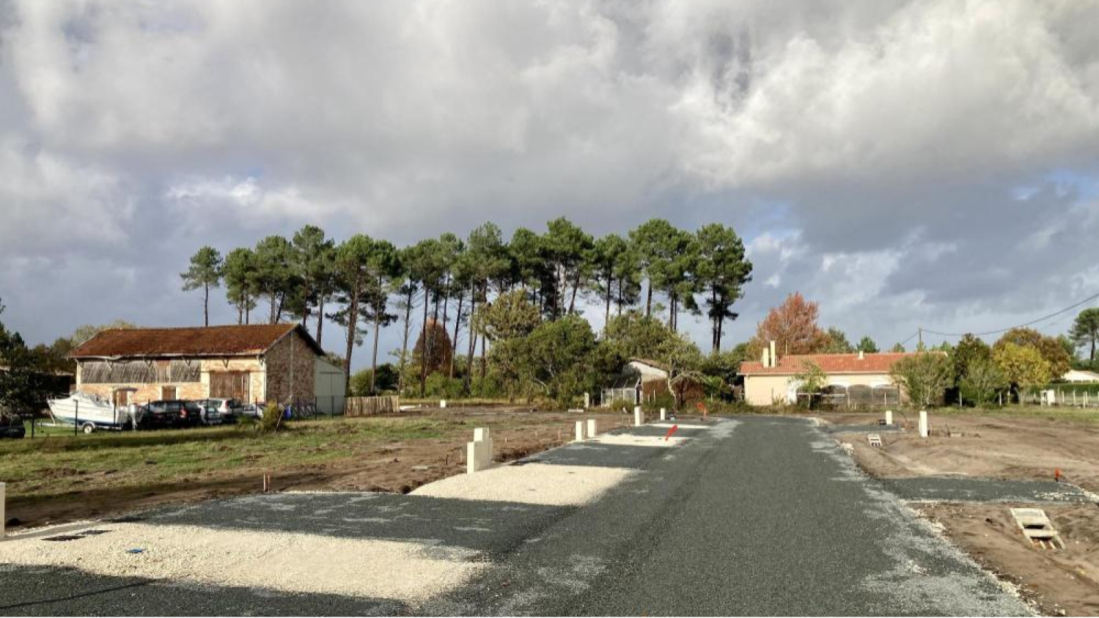 Terrain constructible de 420m2 à Salles