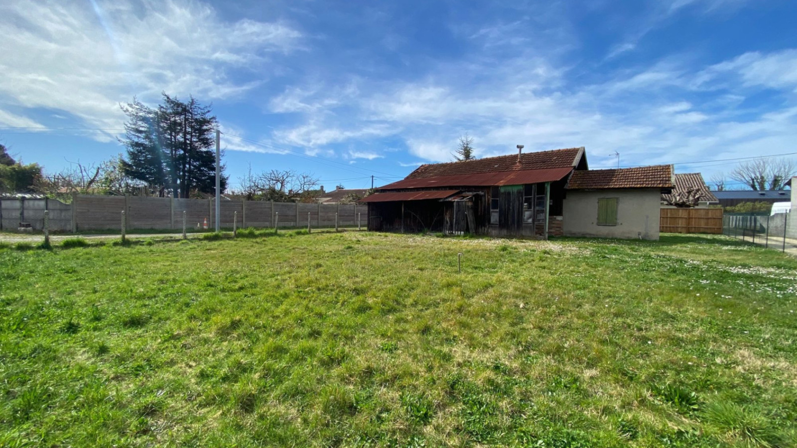 Terrain constructible de 1600m2 à Mios