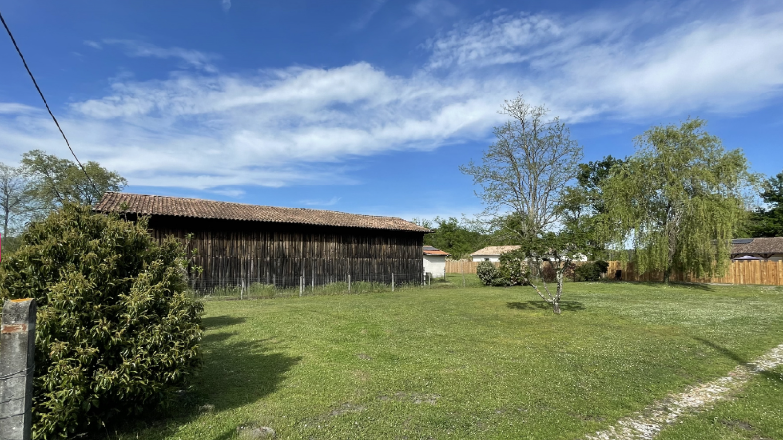 Terrain constructible de 900m2 à Salles