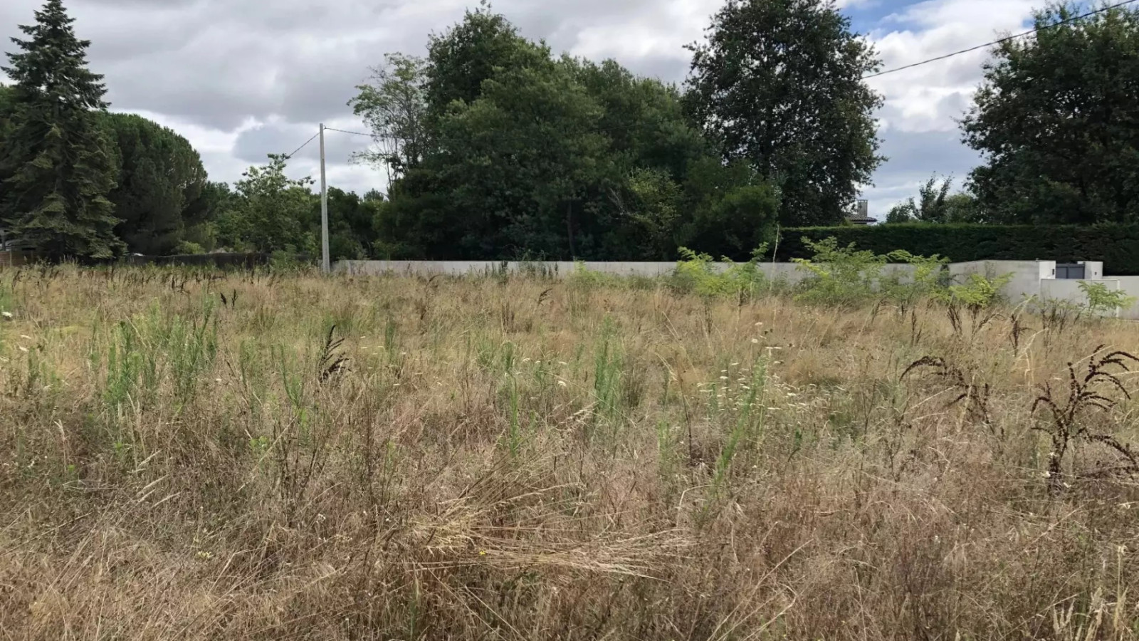 Terrain constructible de 1590m2 à La Brède