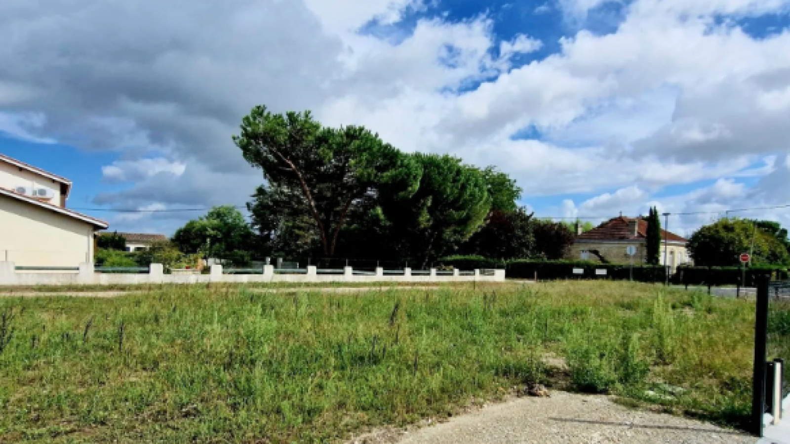 Terrain constructible de 596m2 à Soussans