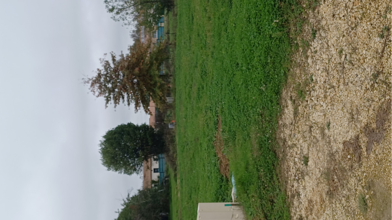 Terrain constructible de 609m2 à Villegouge