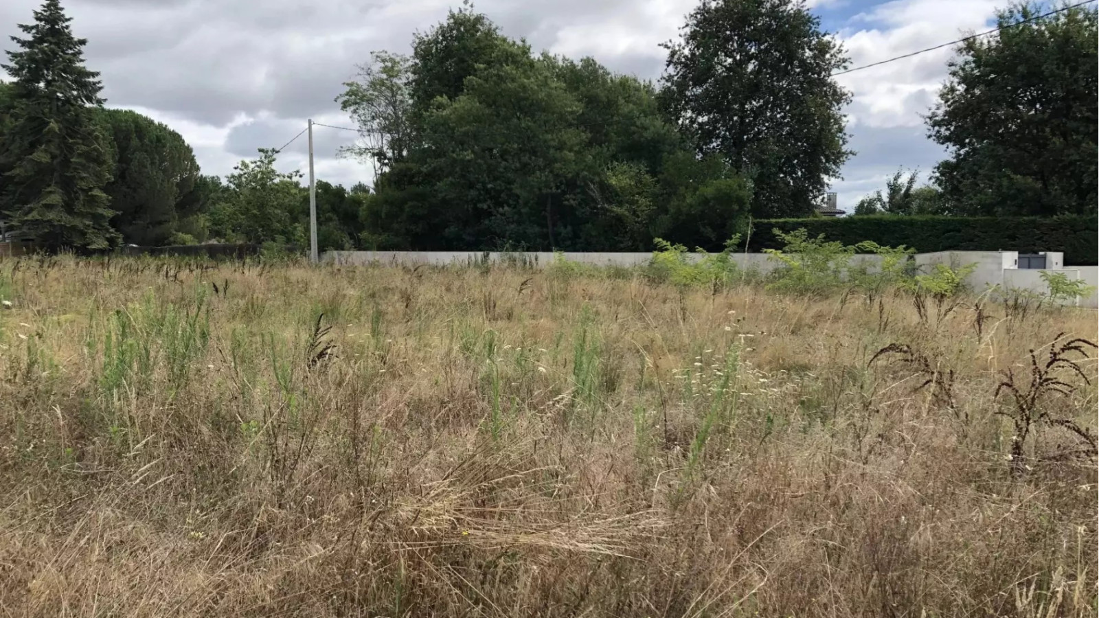 Terrain constructible de 1135m2 à Salles