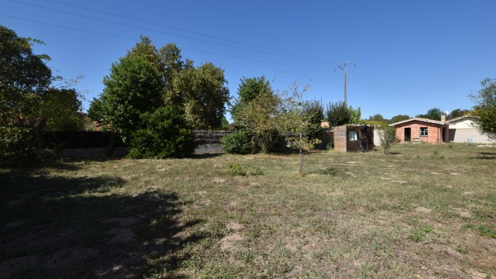 Terrain constructible de 899m2 à Salles