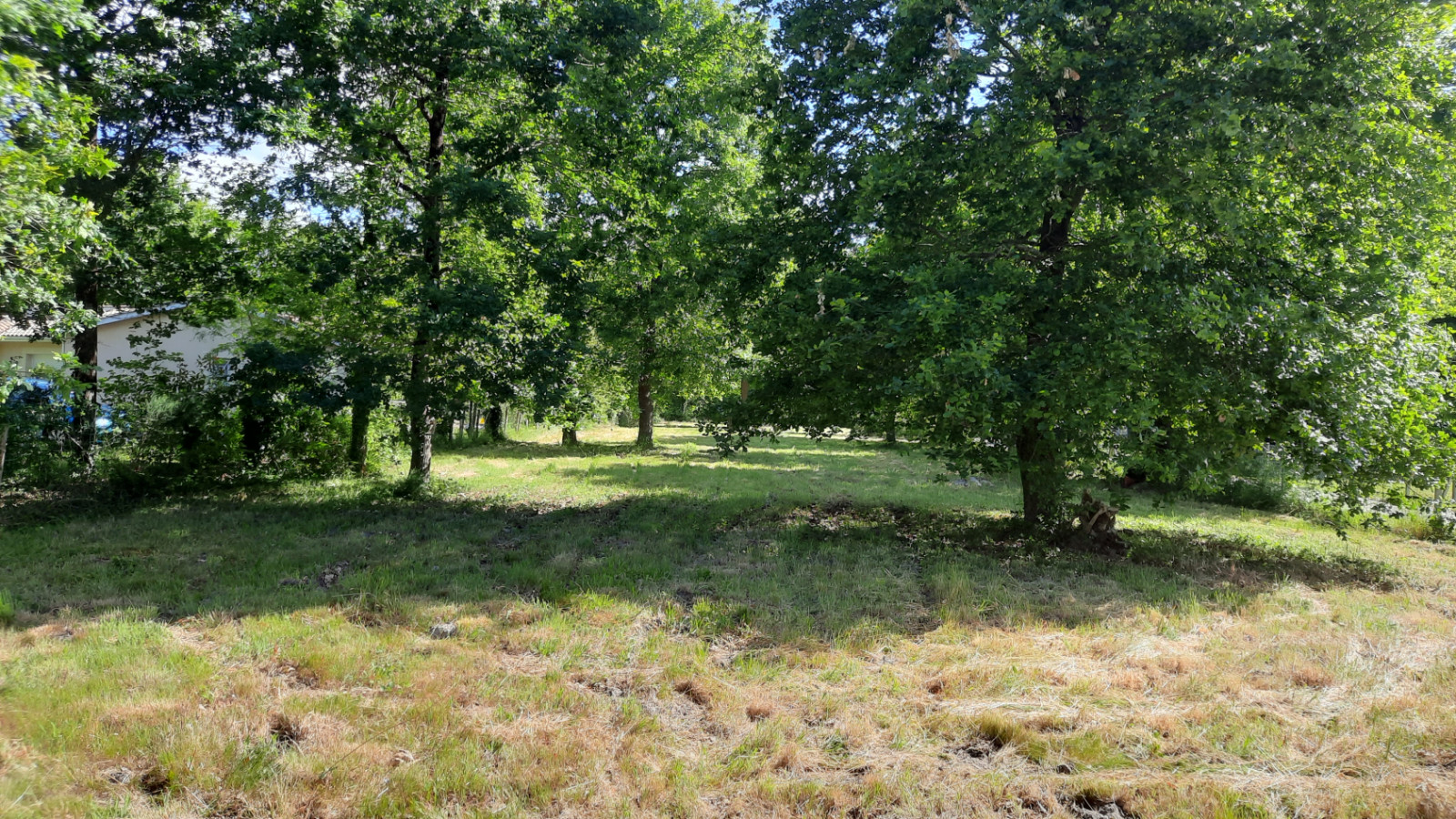 Terrain constructible de 565m2 à Saint-Laurent-d'Arce