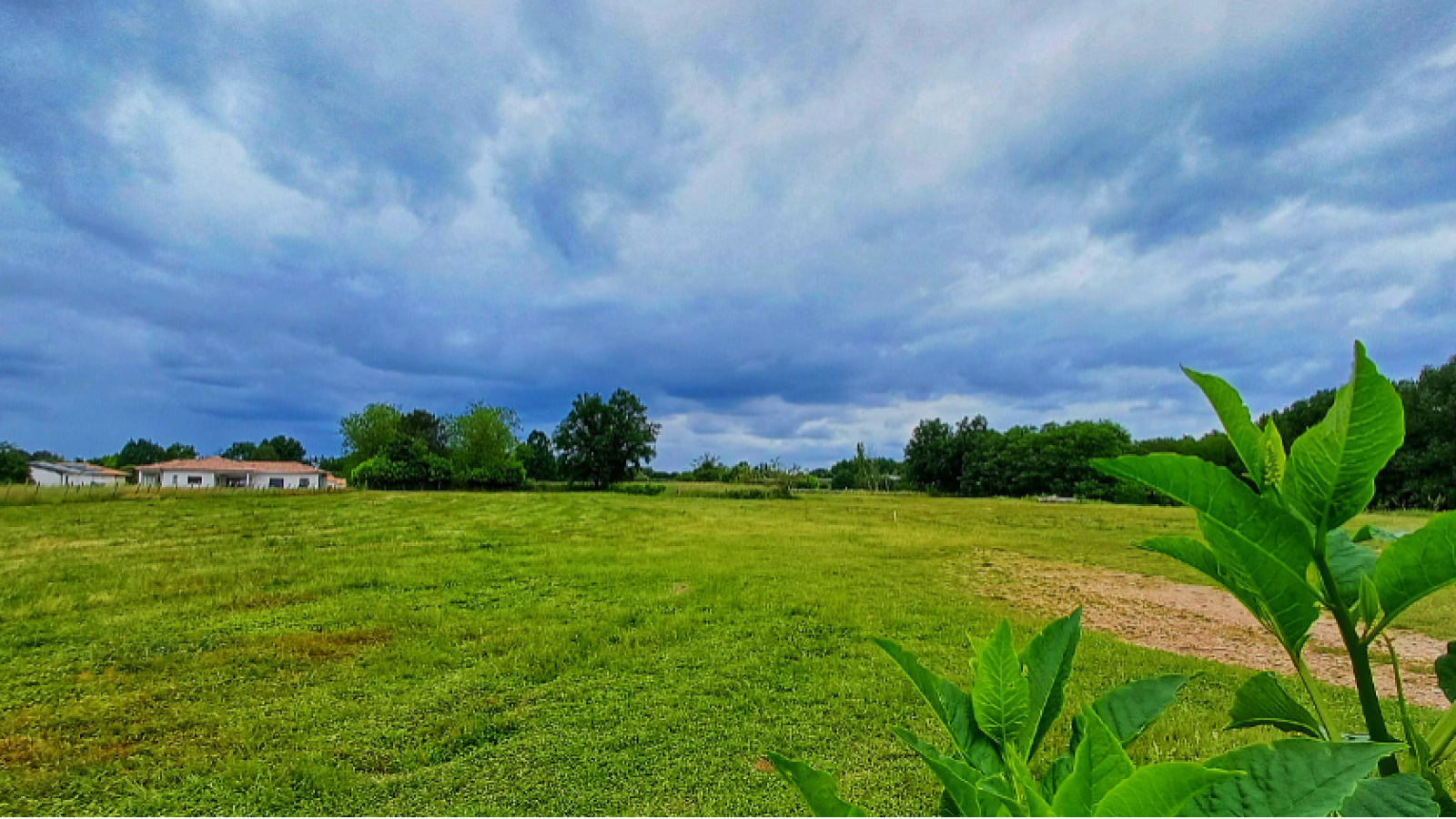 Terrain constructible de 696m2 à Saint-Ciers-d'Abzac