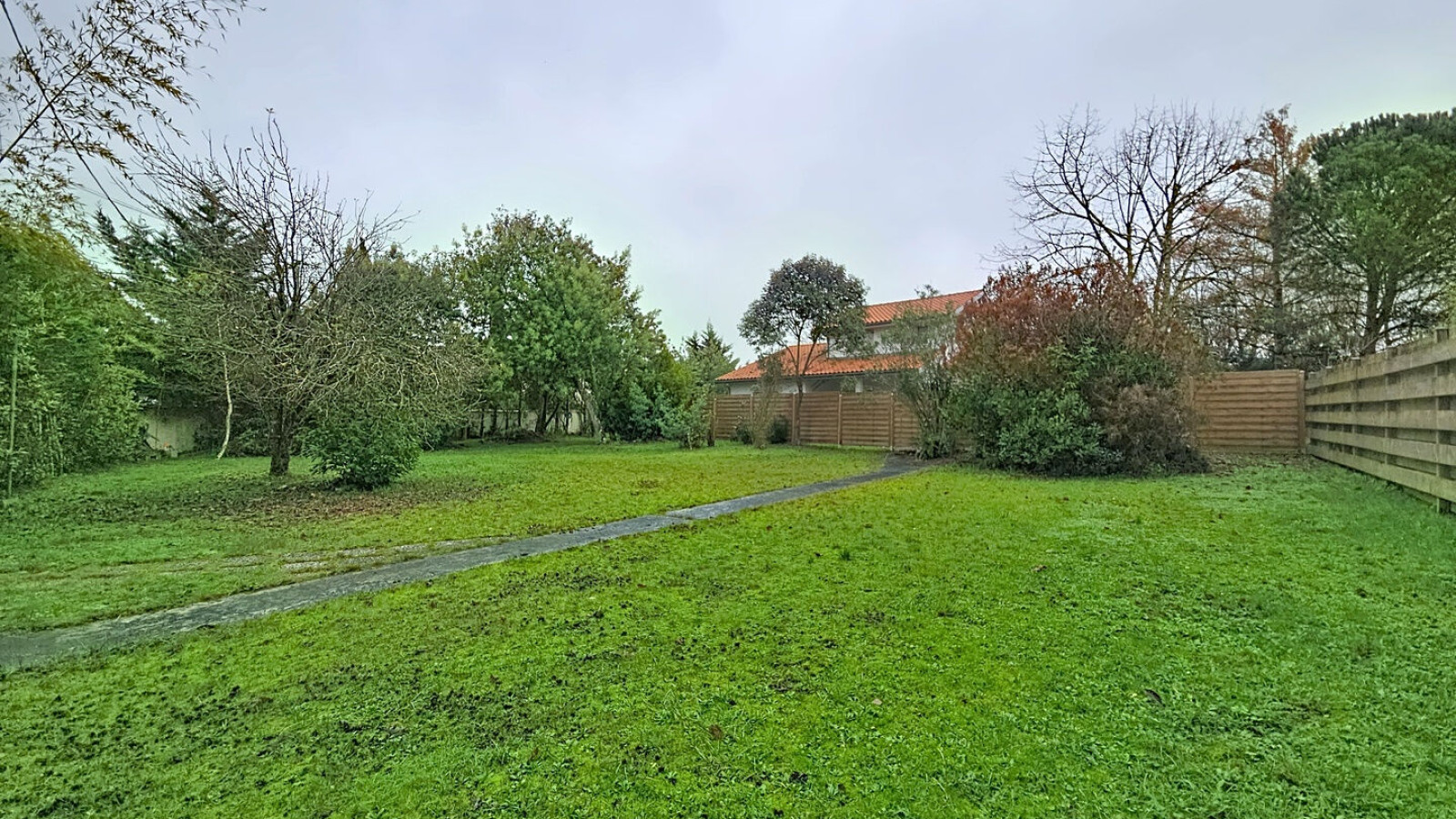 Terrain constructible de 1590m2 à La Brède