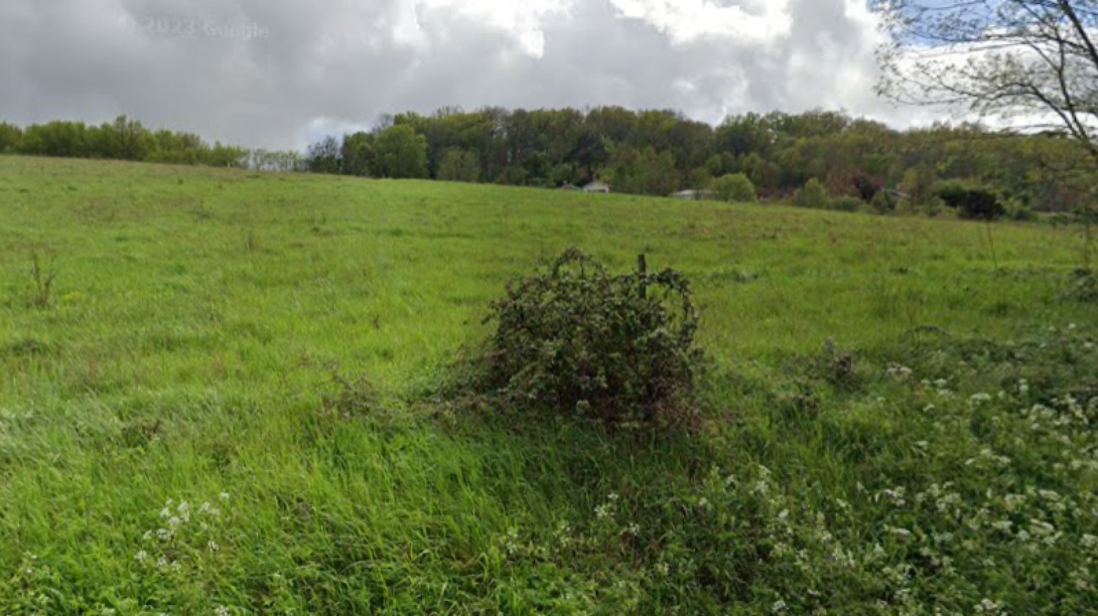 Terrain constructible de 2081m2 à Saint-Denis-de-Pile