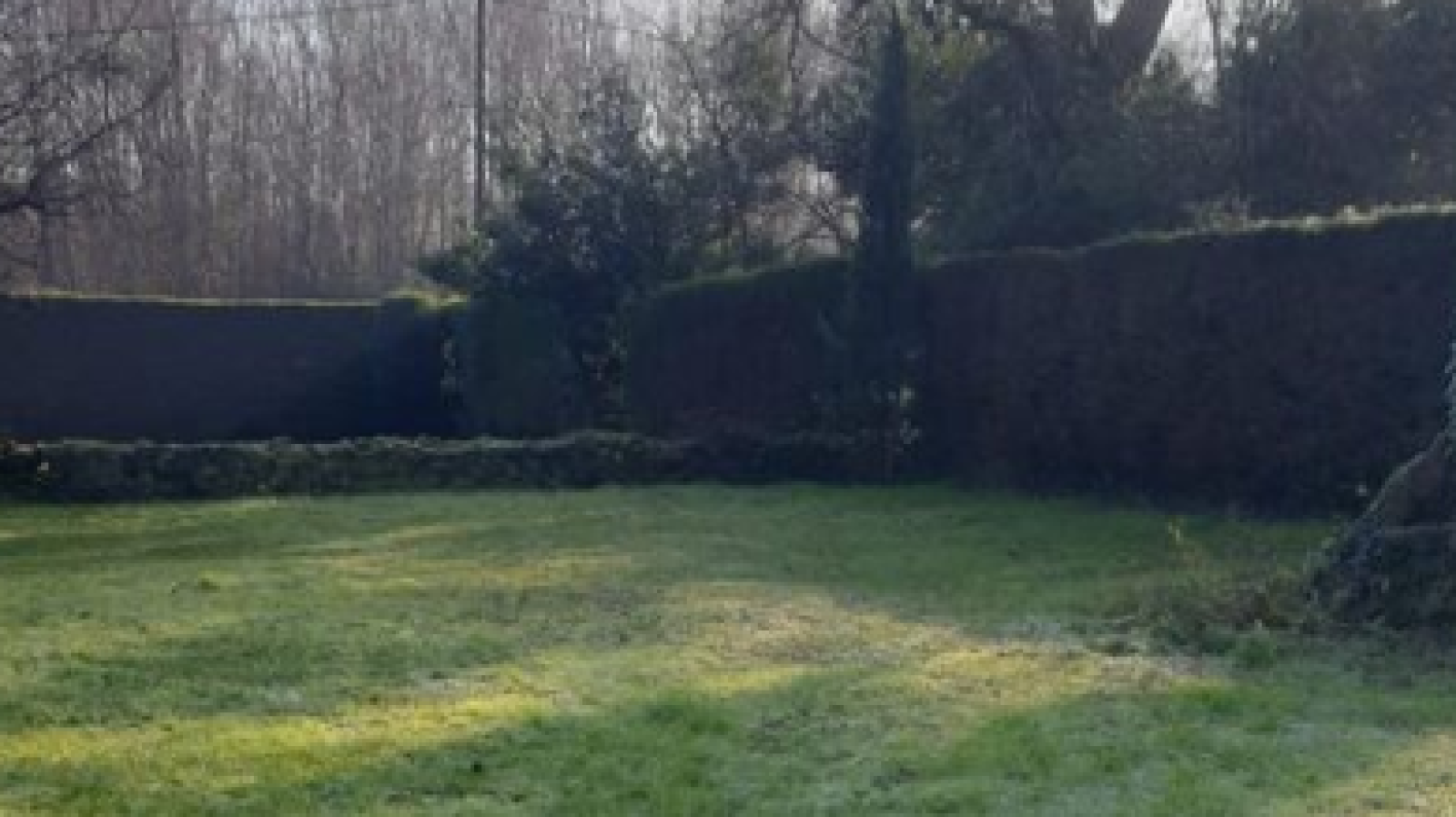 Terrain constructible de 608m2 à Saint-Quentin-de-Baron