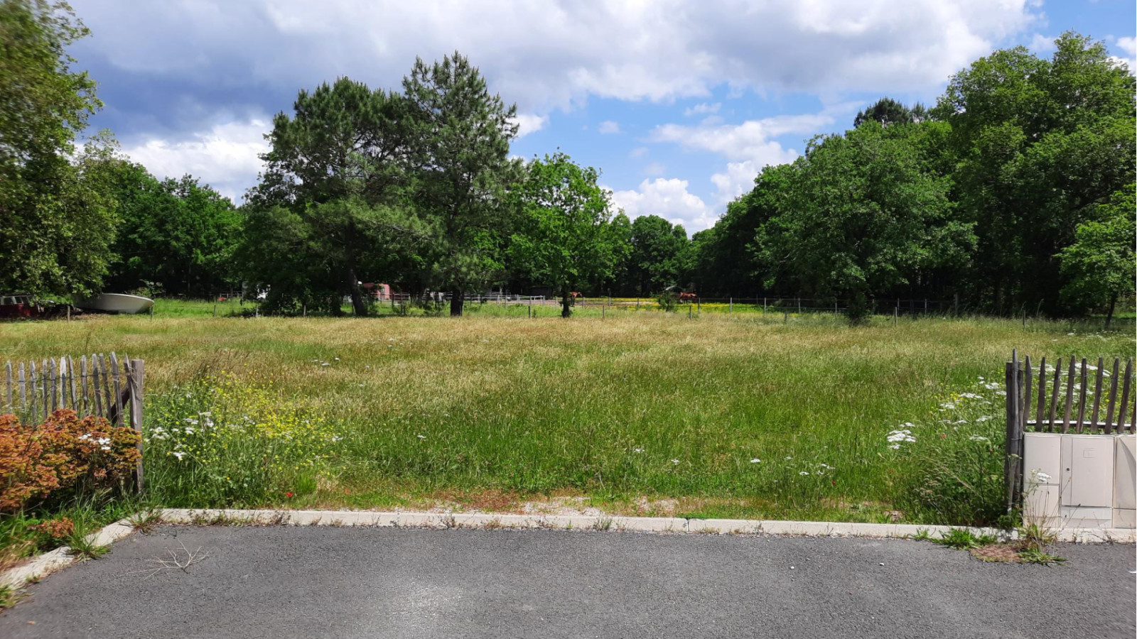 Terrain constructible de 831m2 à Saint-Magne