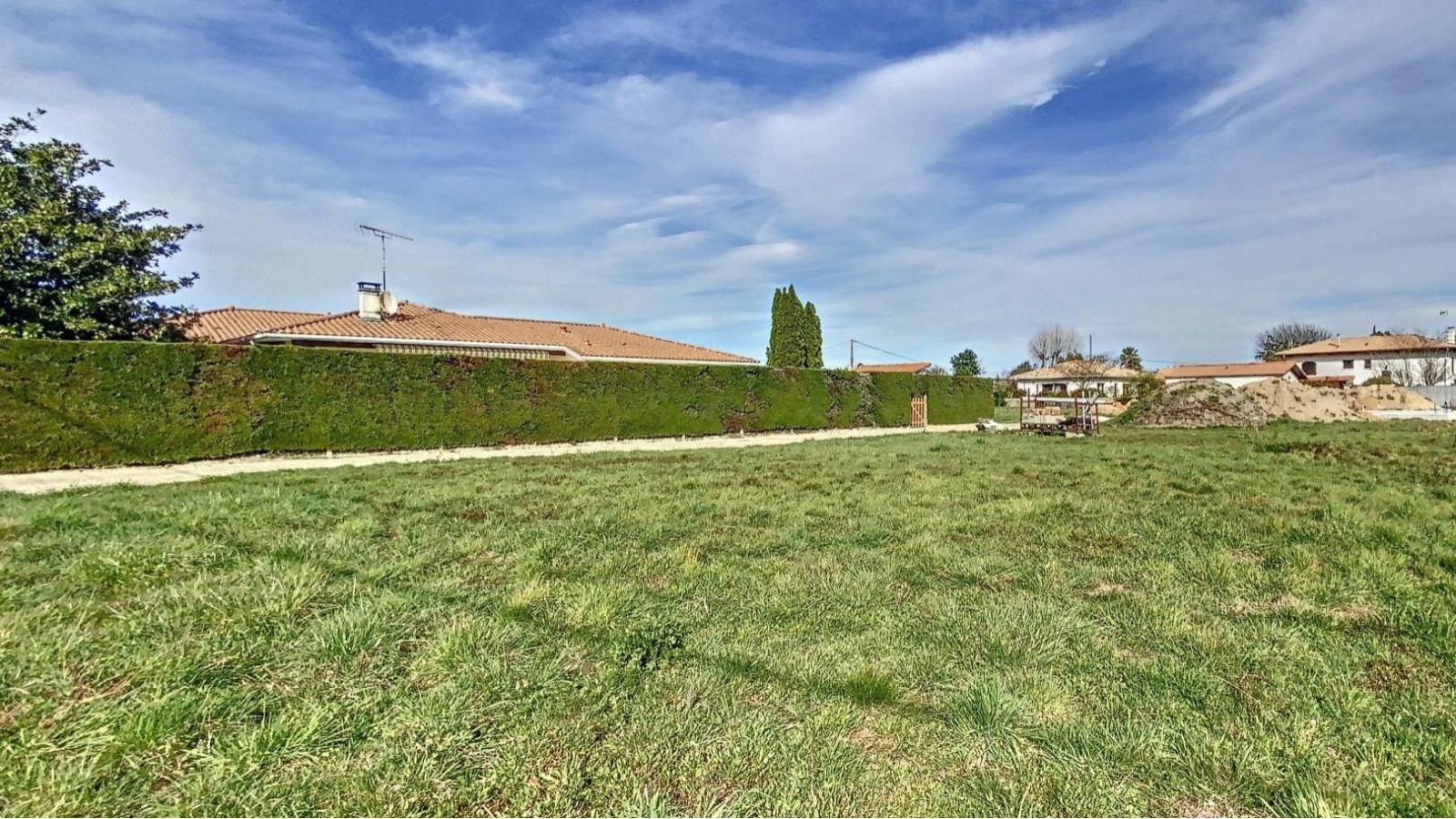 Terrain constructible de 799m2 à Mios