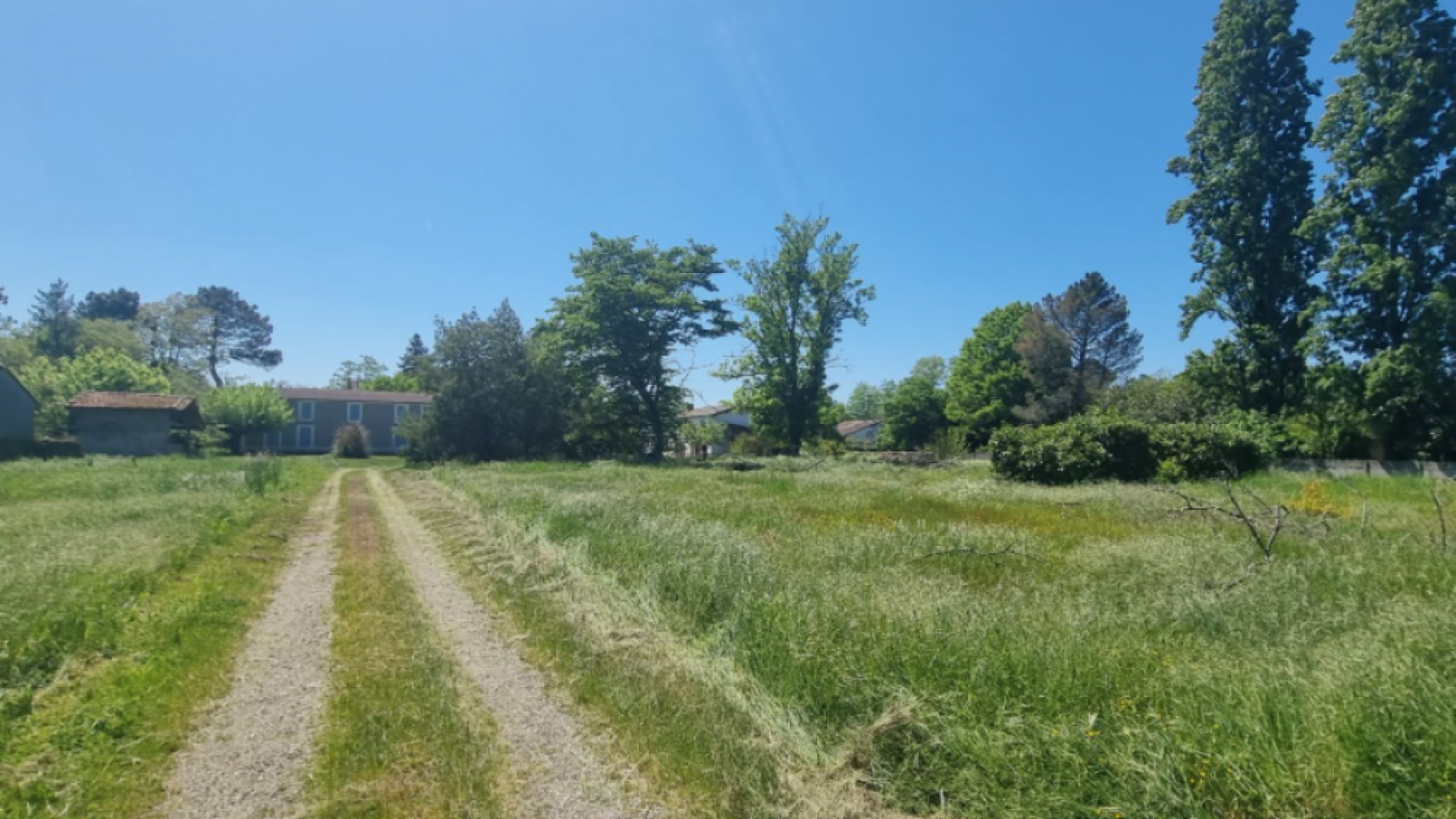 Terrain constructible de 648m2 à Landiras