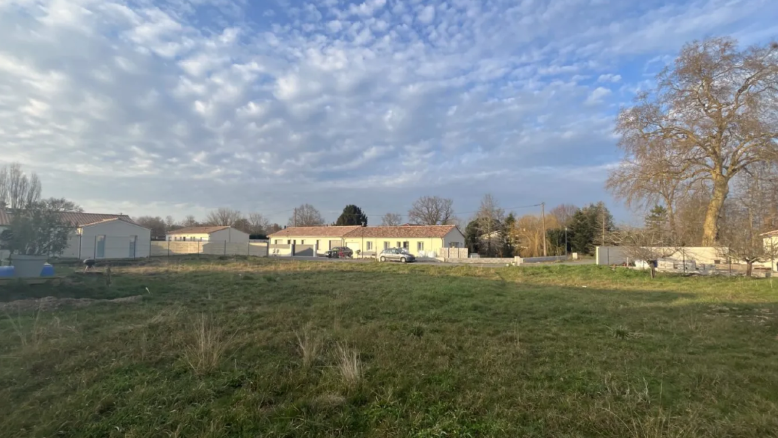 Terrain constructible de 718m2 à Vayres
