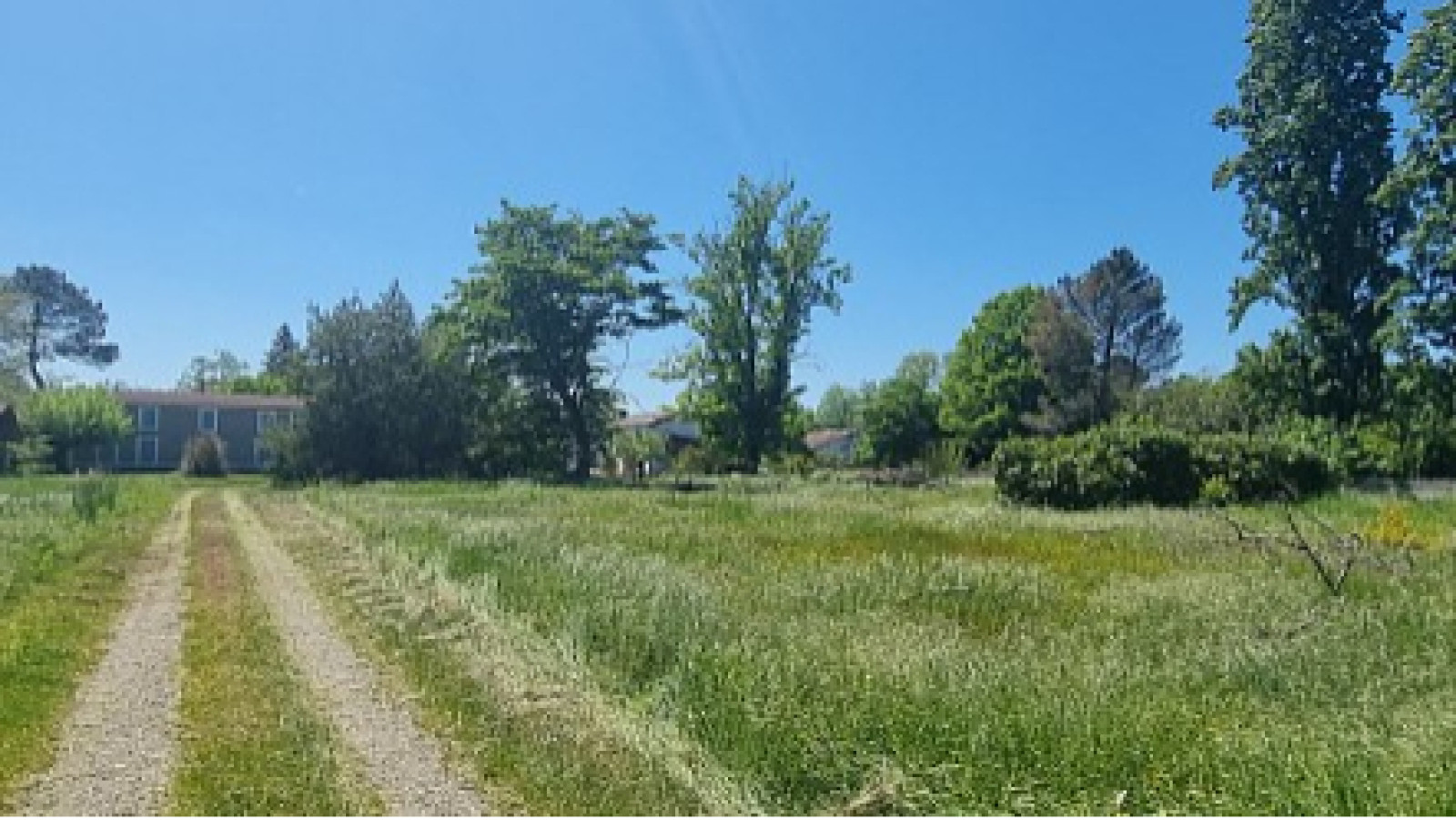 Terrain constructible de 1171m2 à Landiras