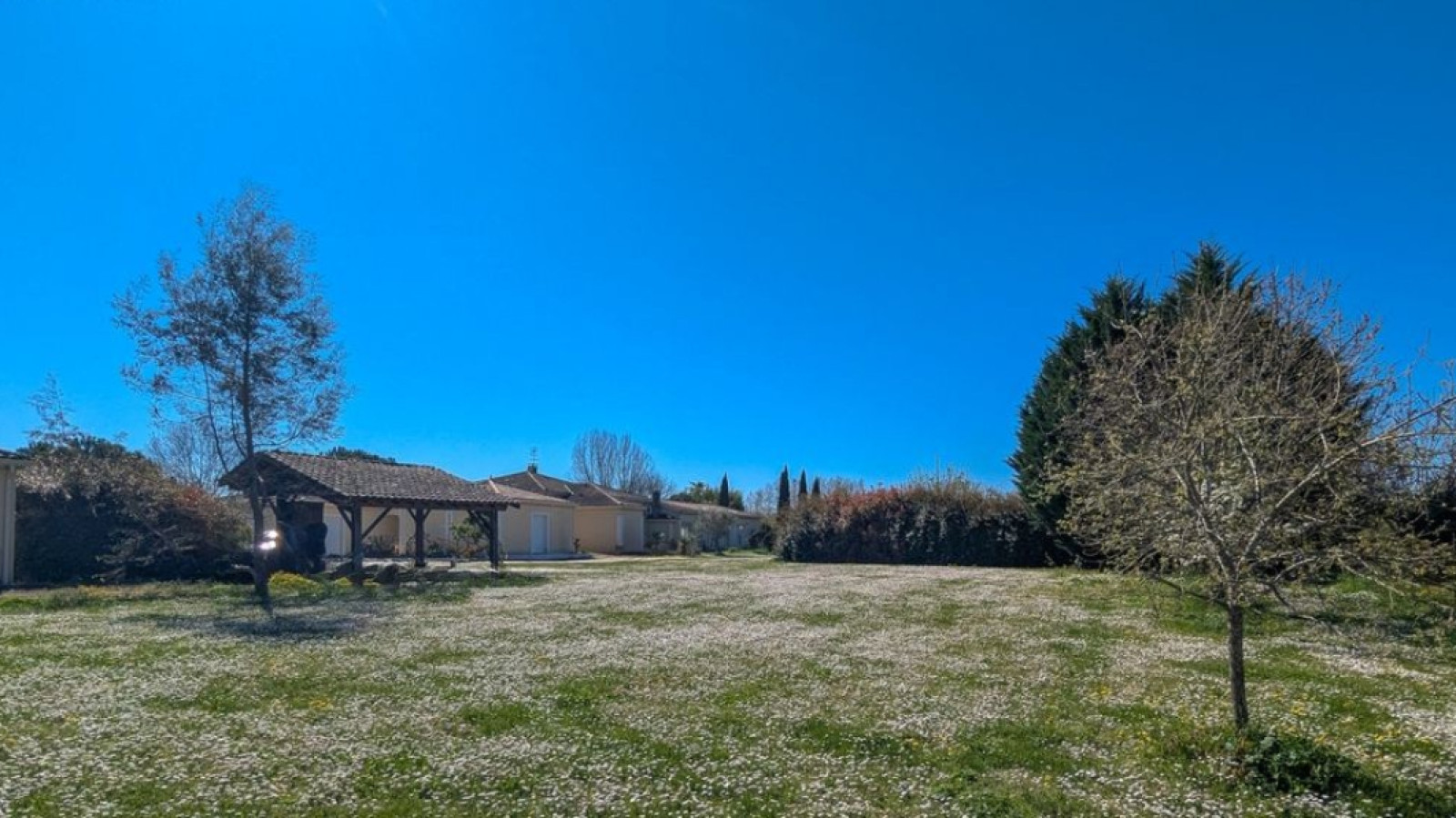 Terrain constructible de 1389m2 à Landiras