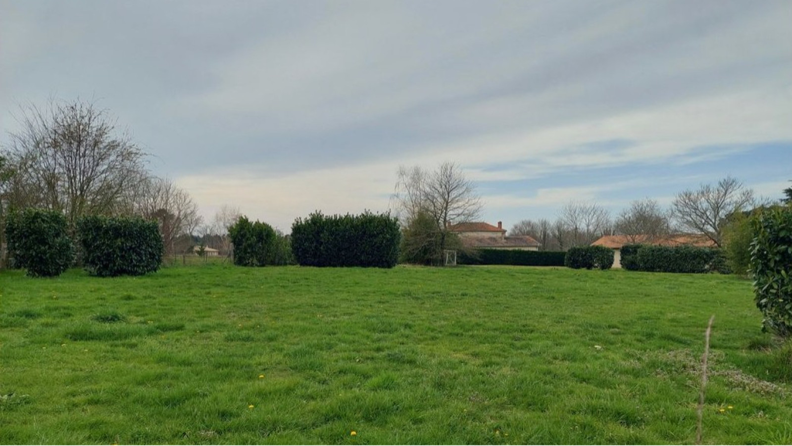 Terrain constructible de 1000m2 à Sendets