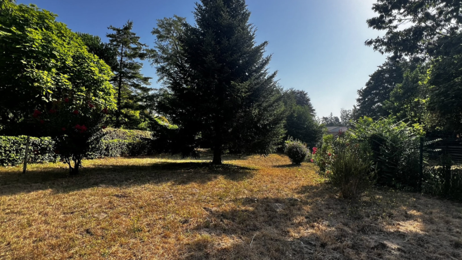 Terrain constructible de 782m2 à Landiras
