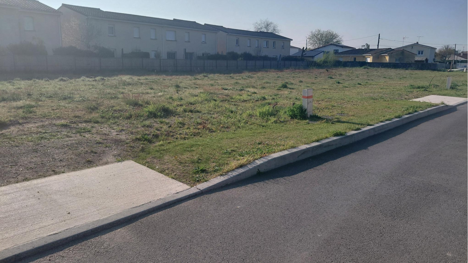 Terrain constructible de 404m2 à Les Billaux