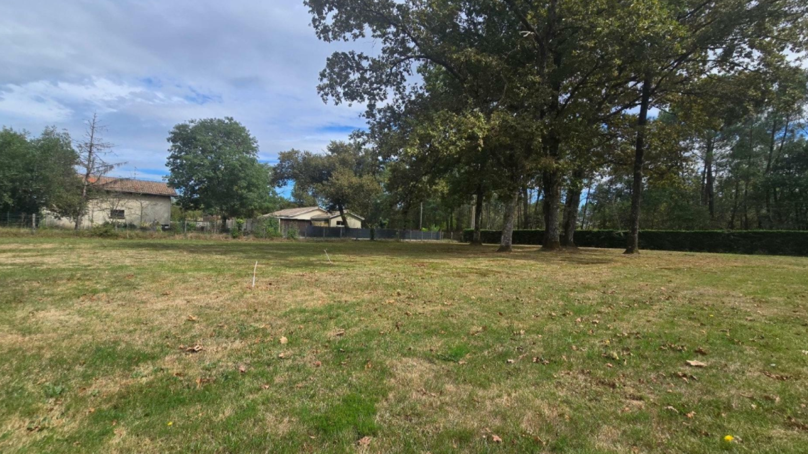 Terrain constructible de 1195m2 à Le Pian-Médoc