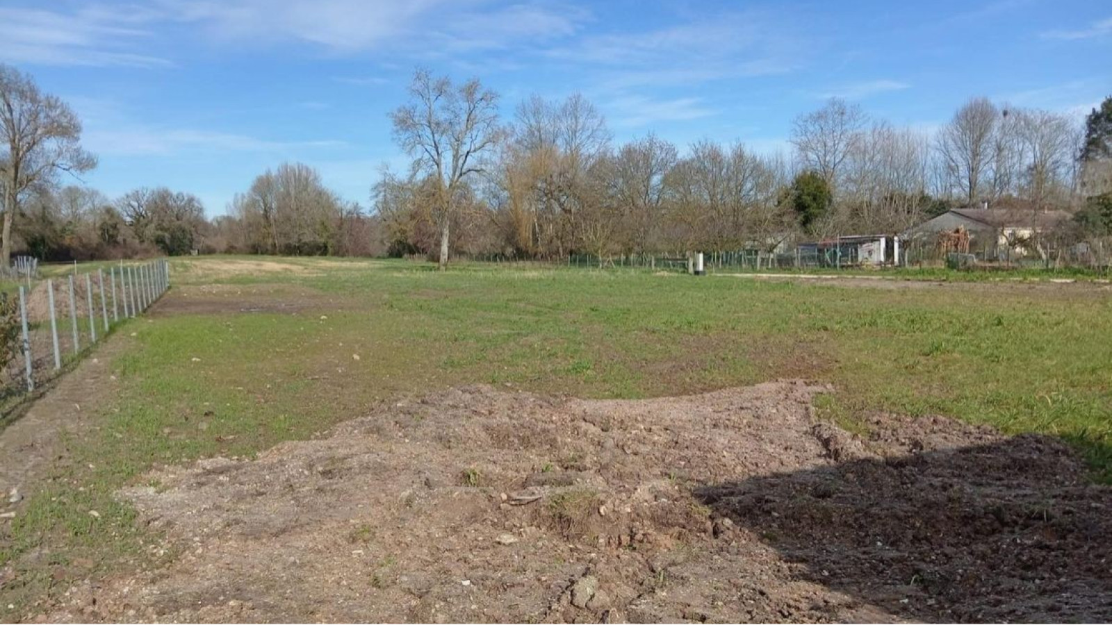 Terrain constructible de 1224m2 à Saint-Médard-de-Guizières