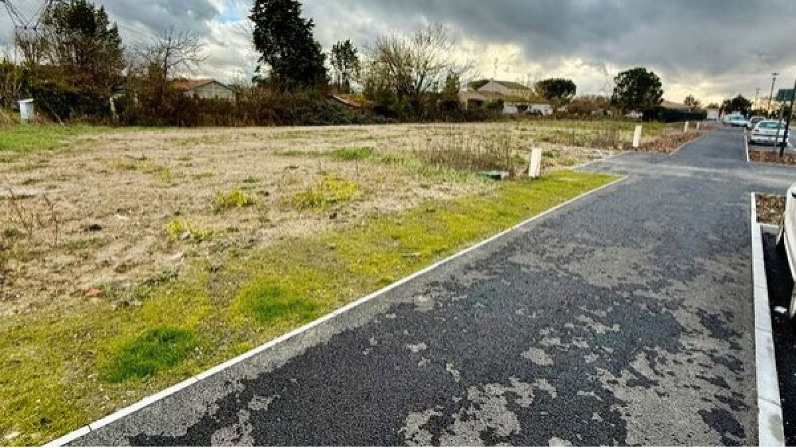 Terrain constructible de 400m2 à Sainte-Eulalie