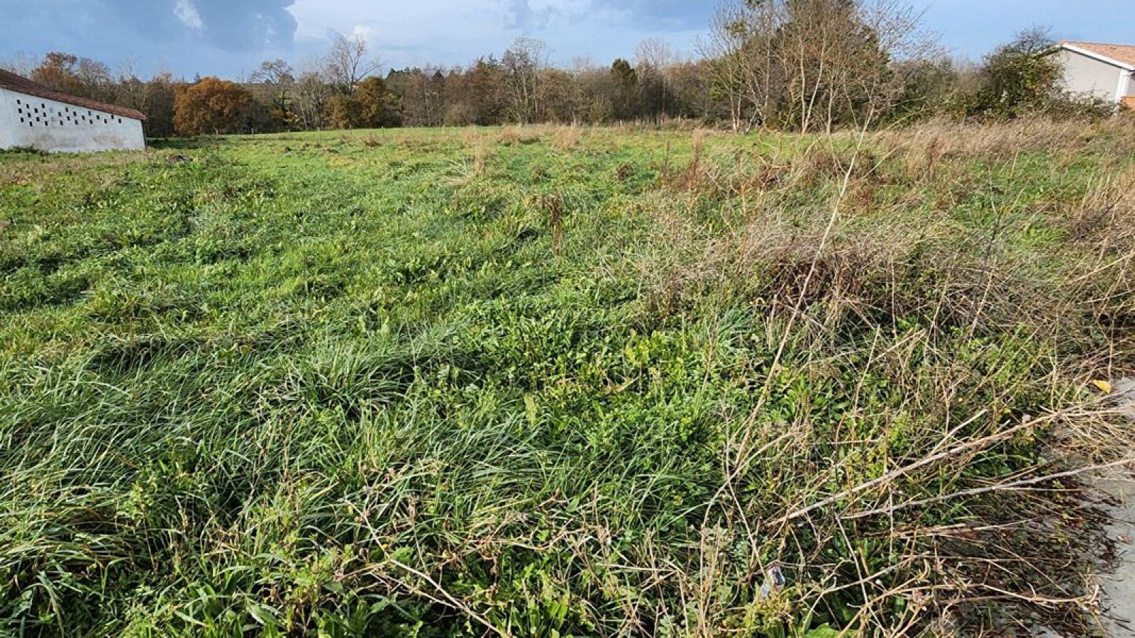 Terrain constructible de 1224m2 à Val-de-Livenne