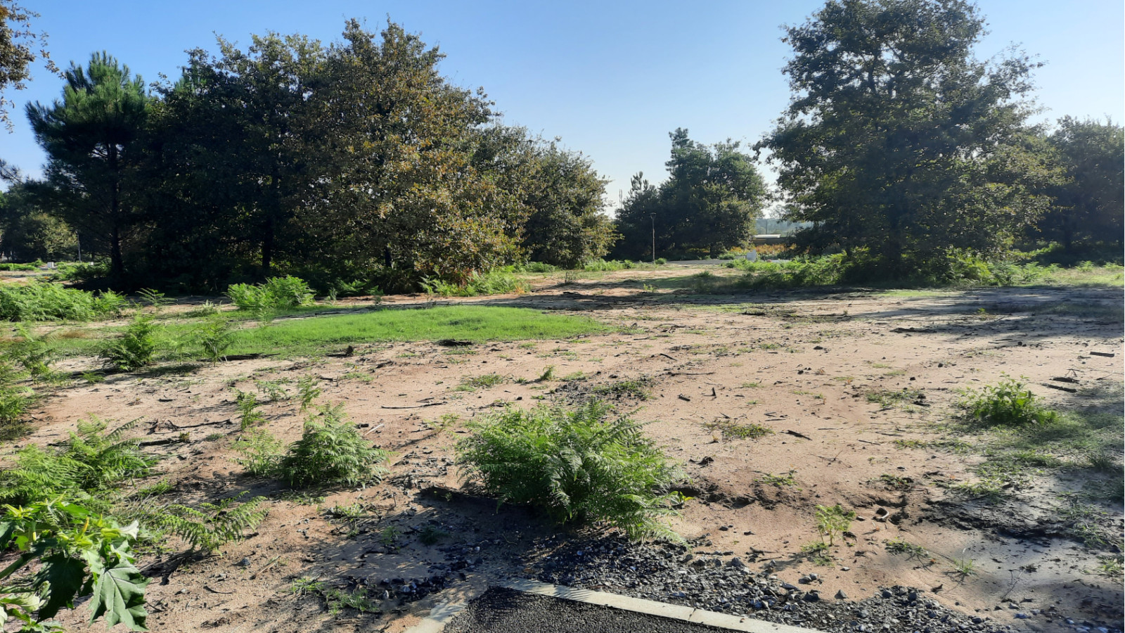 Terrain constructible de 779m2 à Laluque