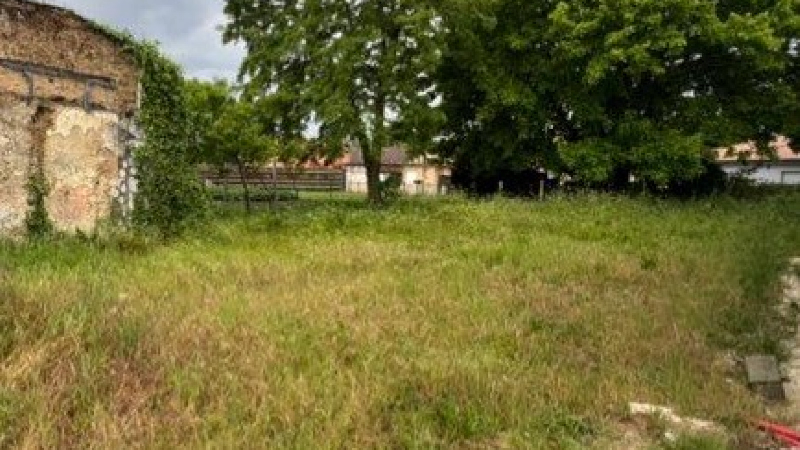 Terrain constructible de 291m2 à Salles