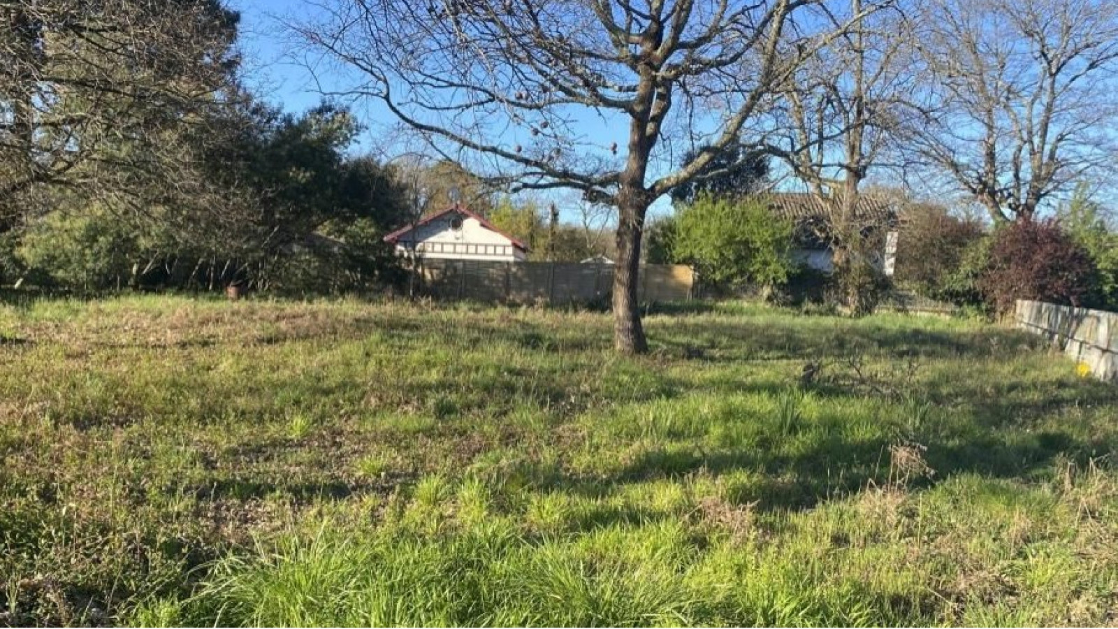 Terrain constructible de 543m2 à Lanton