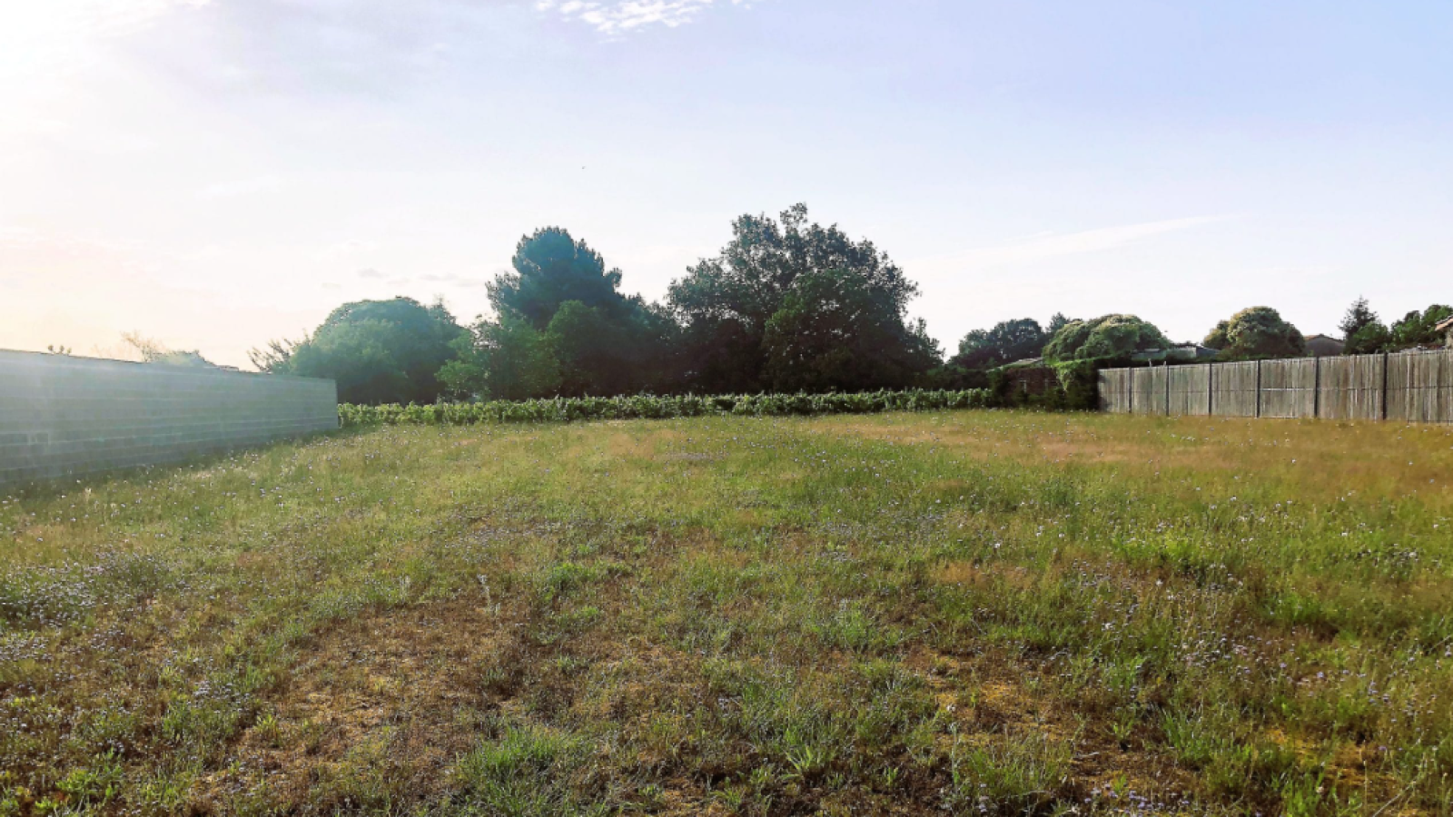 Terrain constructible de 392m2 à Saint-Germain-du-Puch