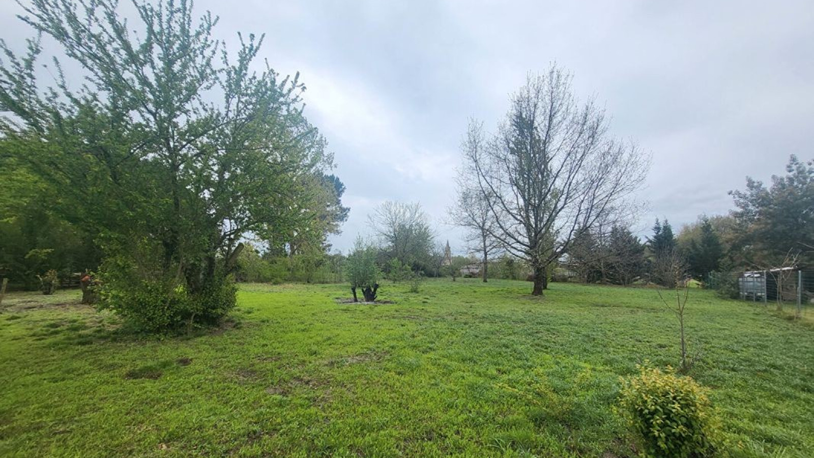 Terrain constructible de 1264m2 à Lerm-et-Musset