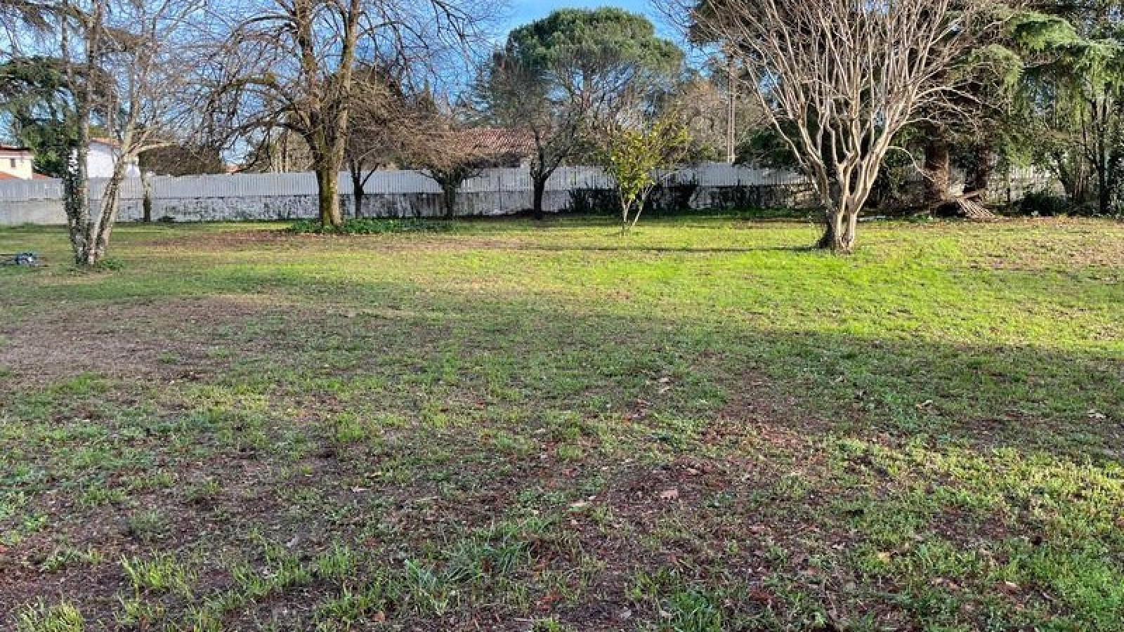 Terrain constructible de 1079m2 à Grignols