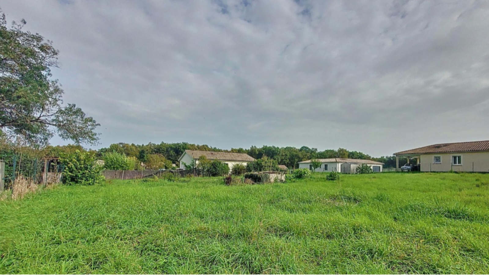 Terrain constructible de 500m2 à Brach