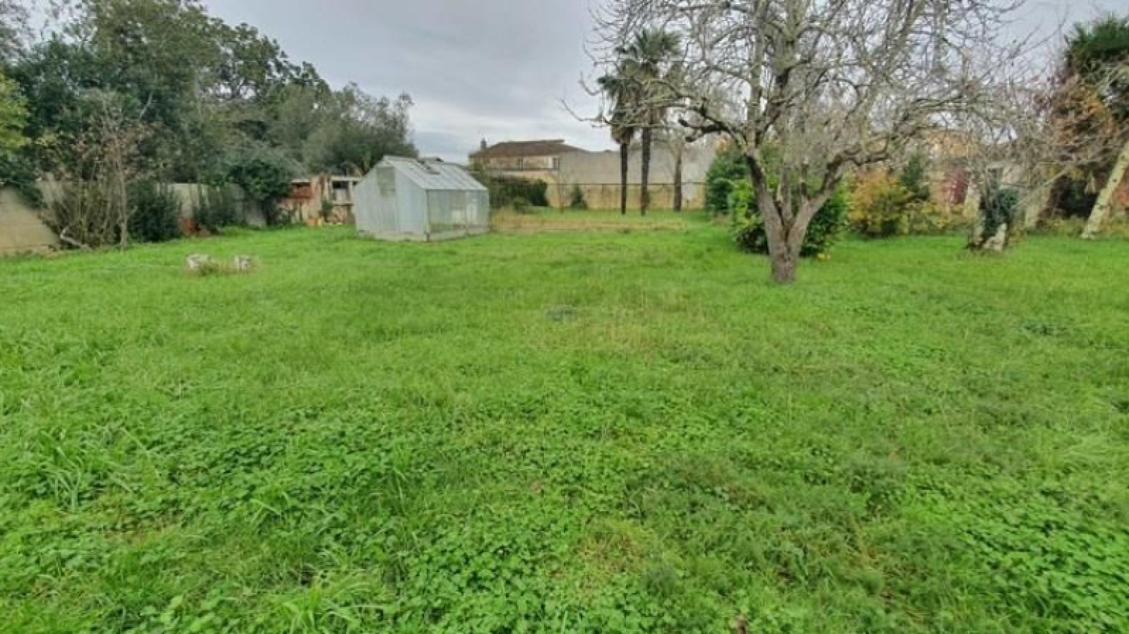 Terrain constructible de 467m2 à Villegouge