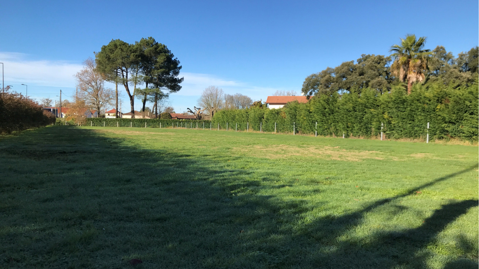 Terrain constructible de 1448m2 à Salles