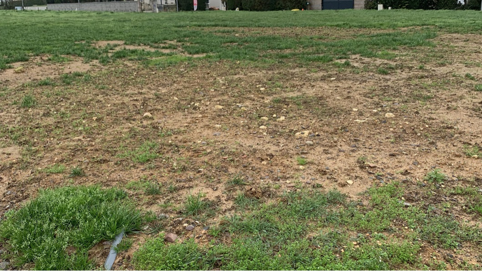Terrain constructible de 328m2 à Les Billaux