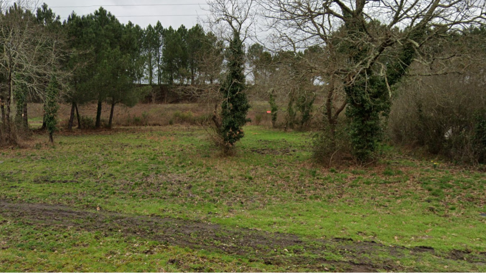 Terrain constructible de 879m2 à Salles