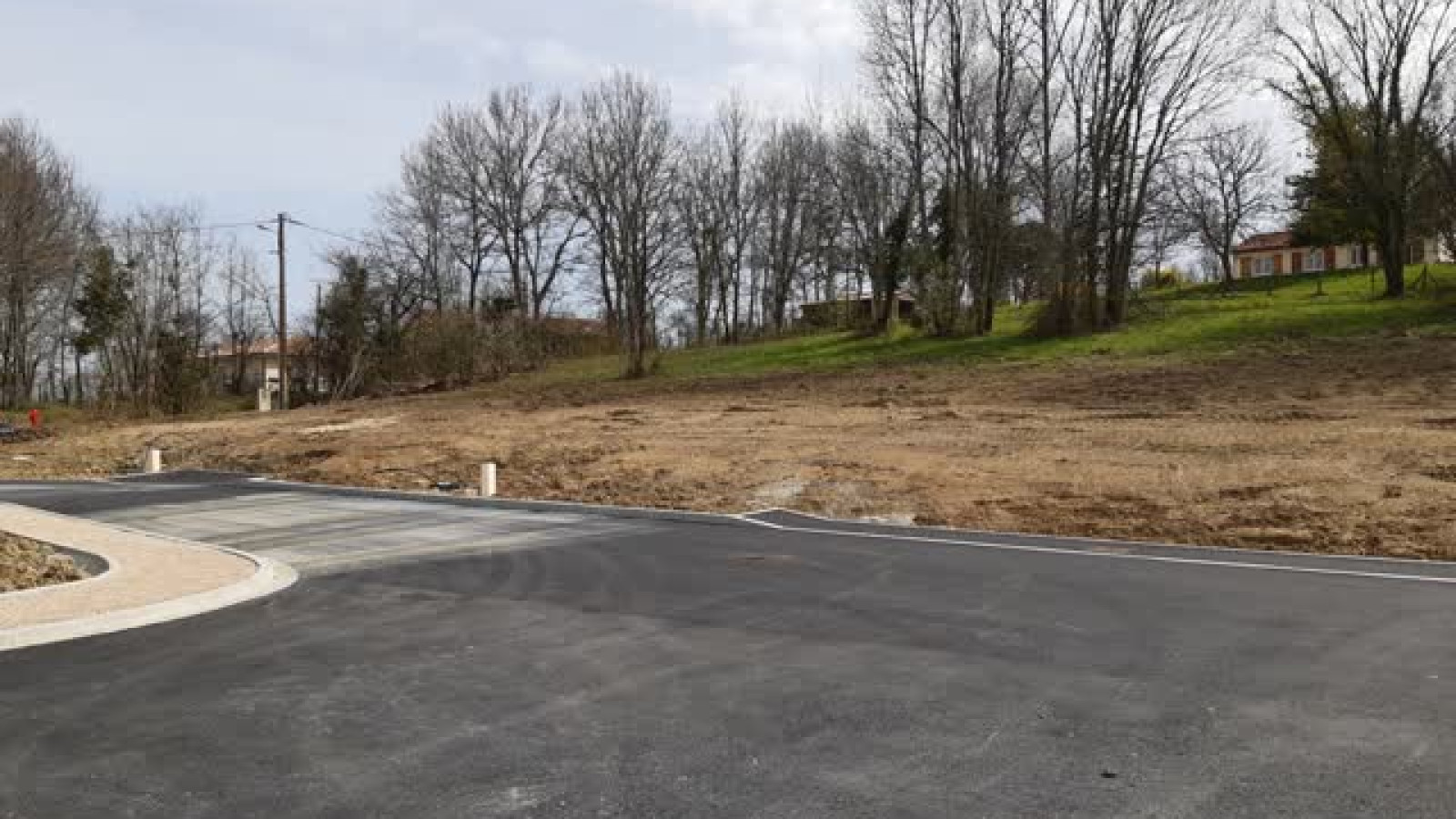 Terrain constructible de 404m2 à Les Billaux