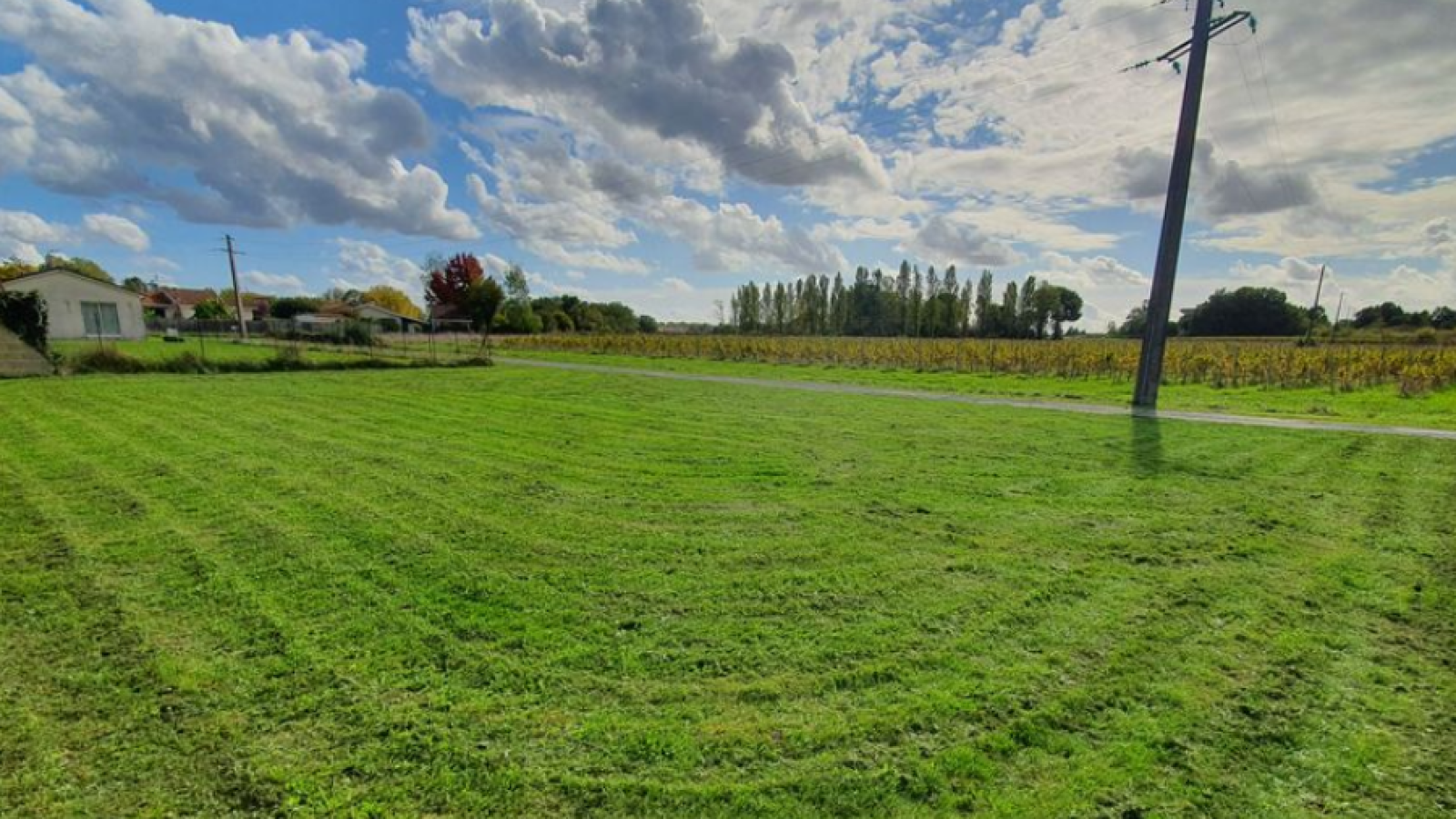 Terrain constructible de 826m2 à Maransin
