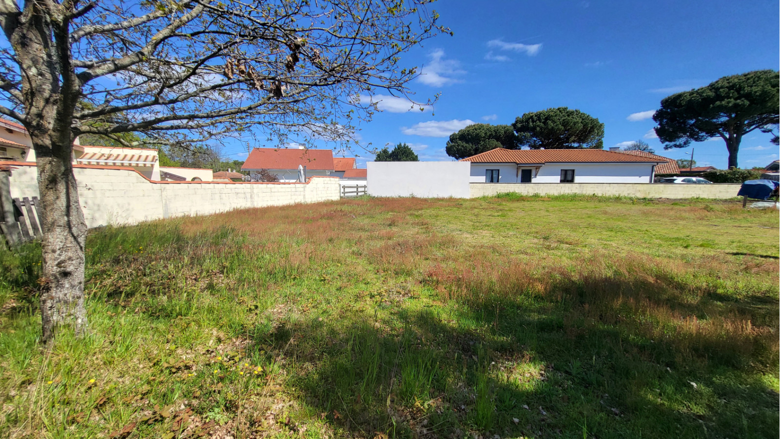 Terrain constructible de 403m2 à Lanton