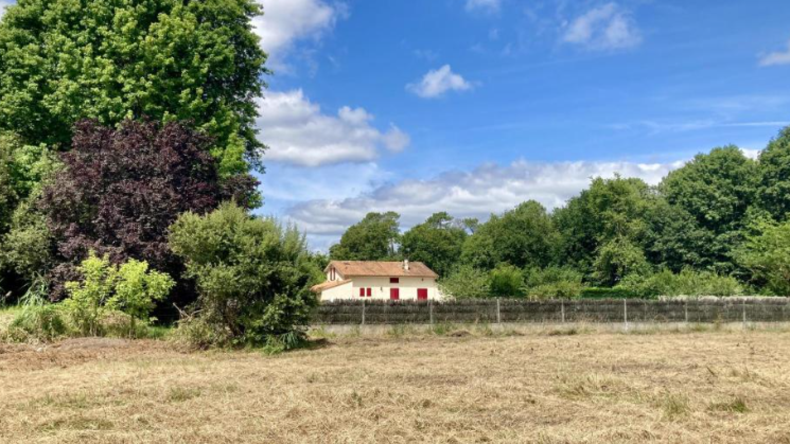 Terrain constructible de 1048m2 à Saint-Aubin-de-Médoc