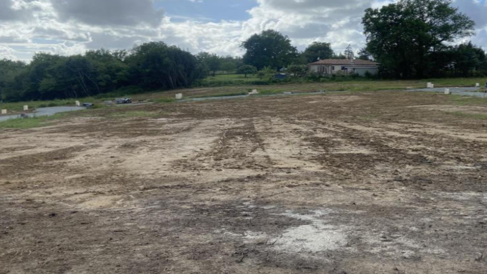 Terrain constructible de 1050m2 à La Brède