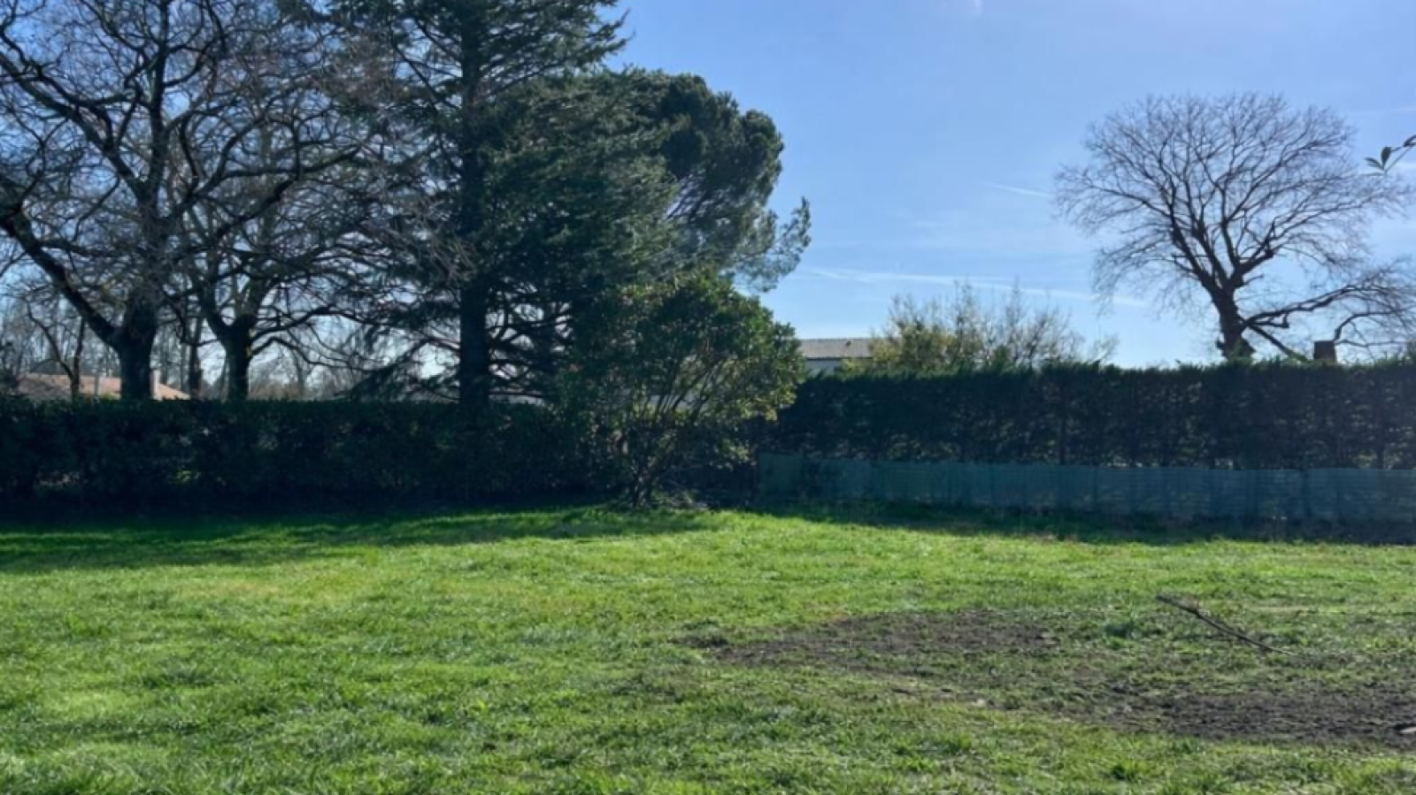 Terrain constructible de 622m2 à Tosse