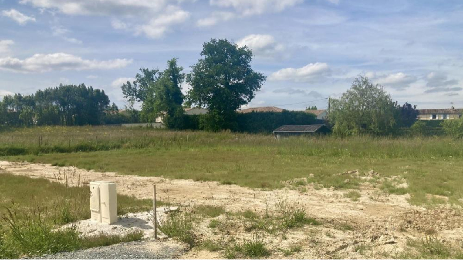 Terrain constructible de 603m2 à Vayres