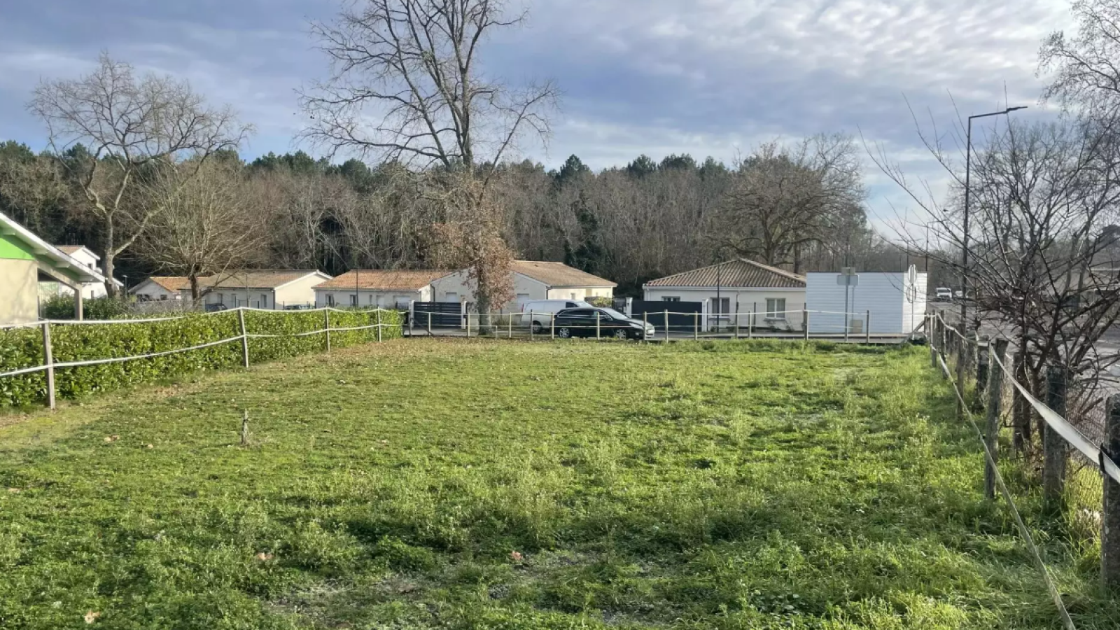 Terrain constructible de 401m2 à Salles