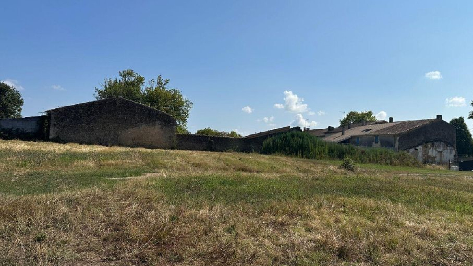 Terrain constructible de 1200m2 à Les Artigues-de-Lussac