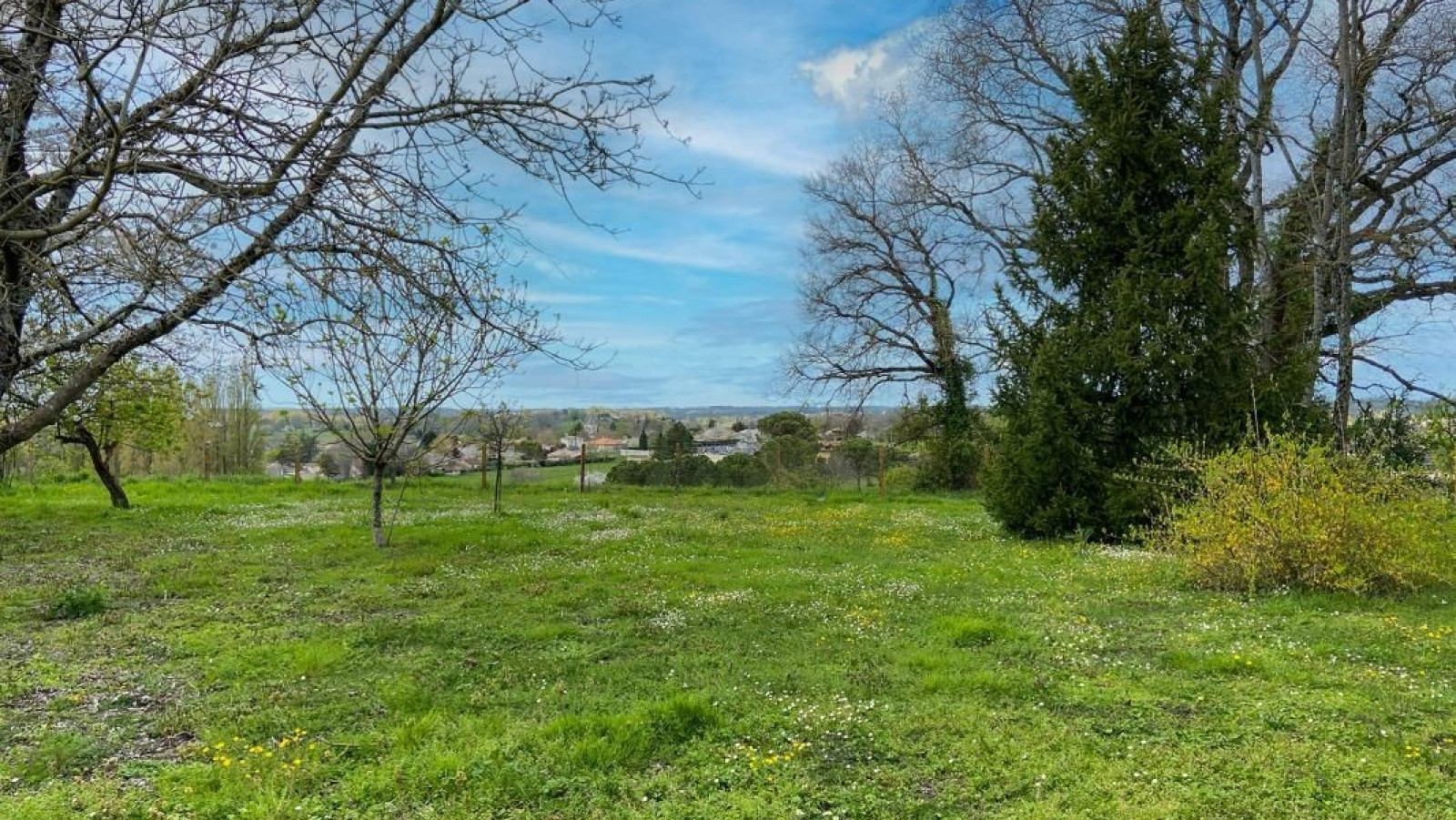 Terrain constructible de 1350m2 à Saint-Exupéry