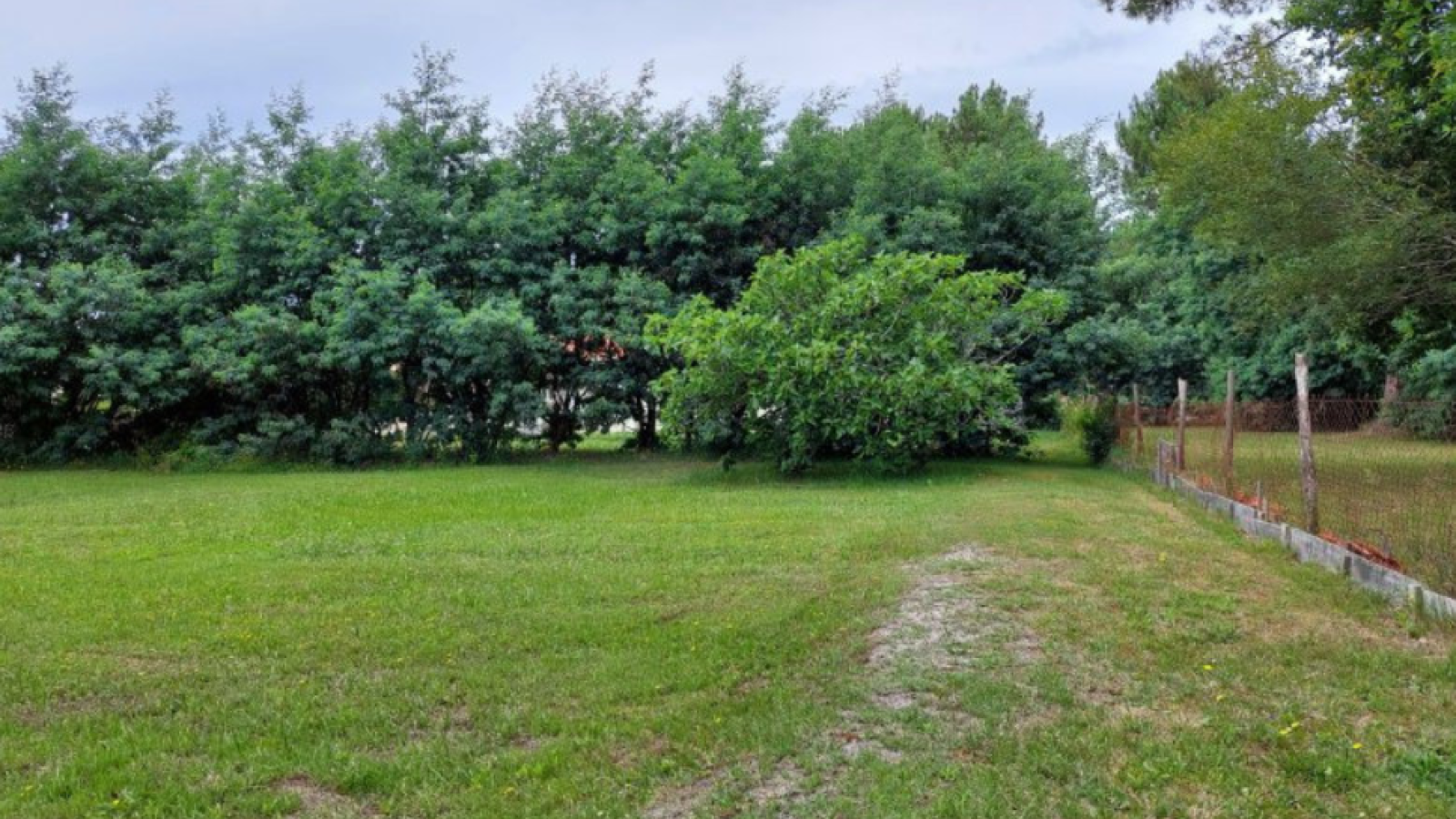 Terrain constructible de 1725m2 à La Brède